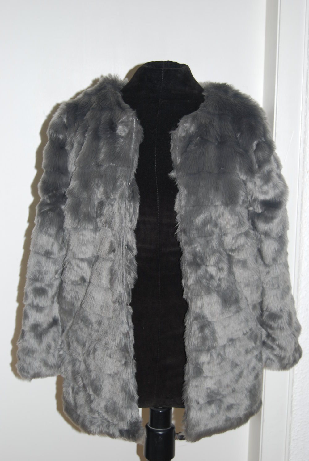 Grauer Fake-Pelzmantel