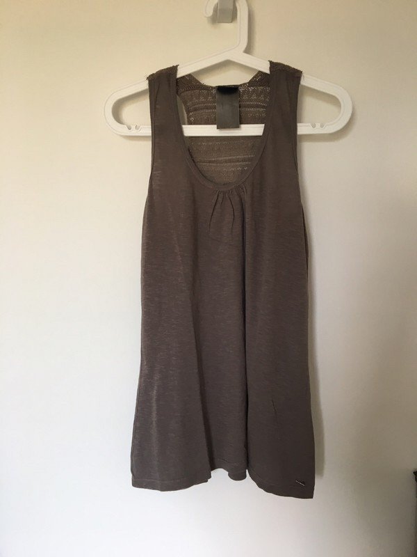 Top mit Spitzenverzierung am Rücken 