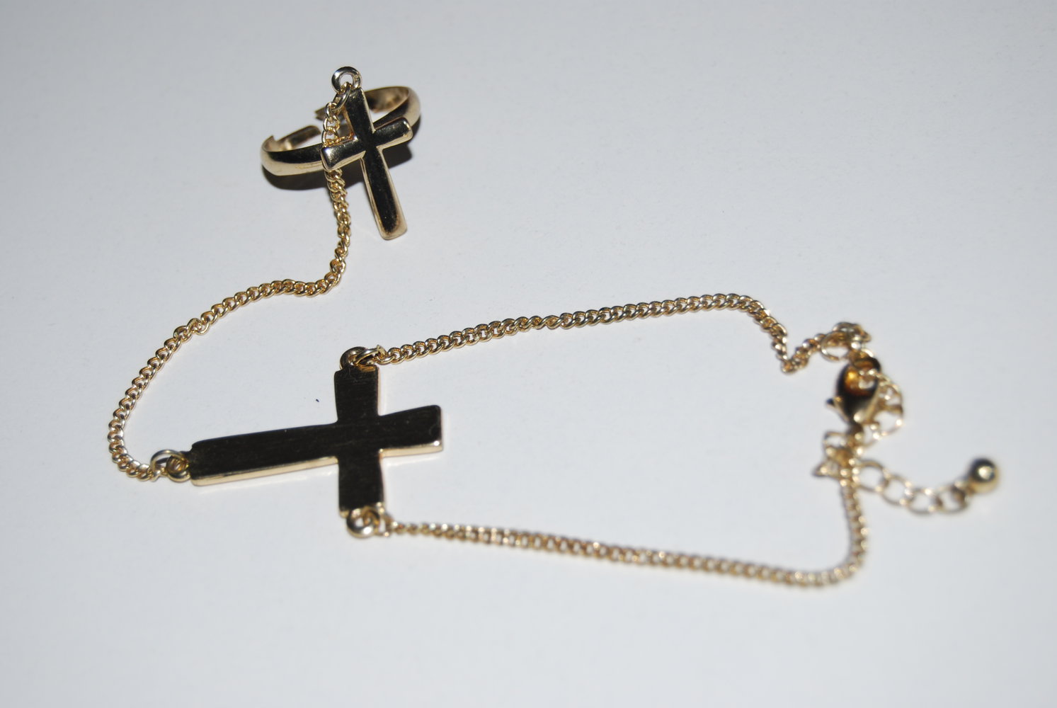 Armband und Ring in einem mit Kreuzen 