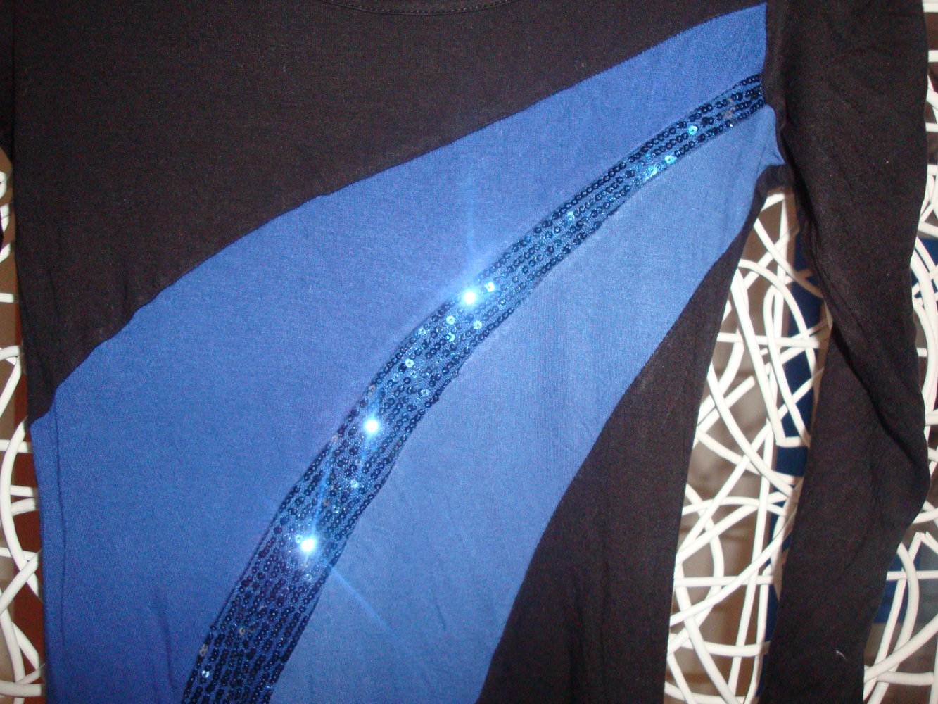 blau-schwarzes Shirt mit Pailletten 
