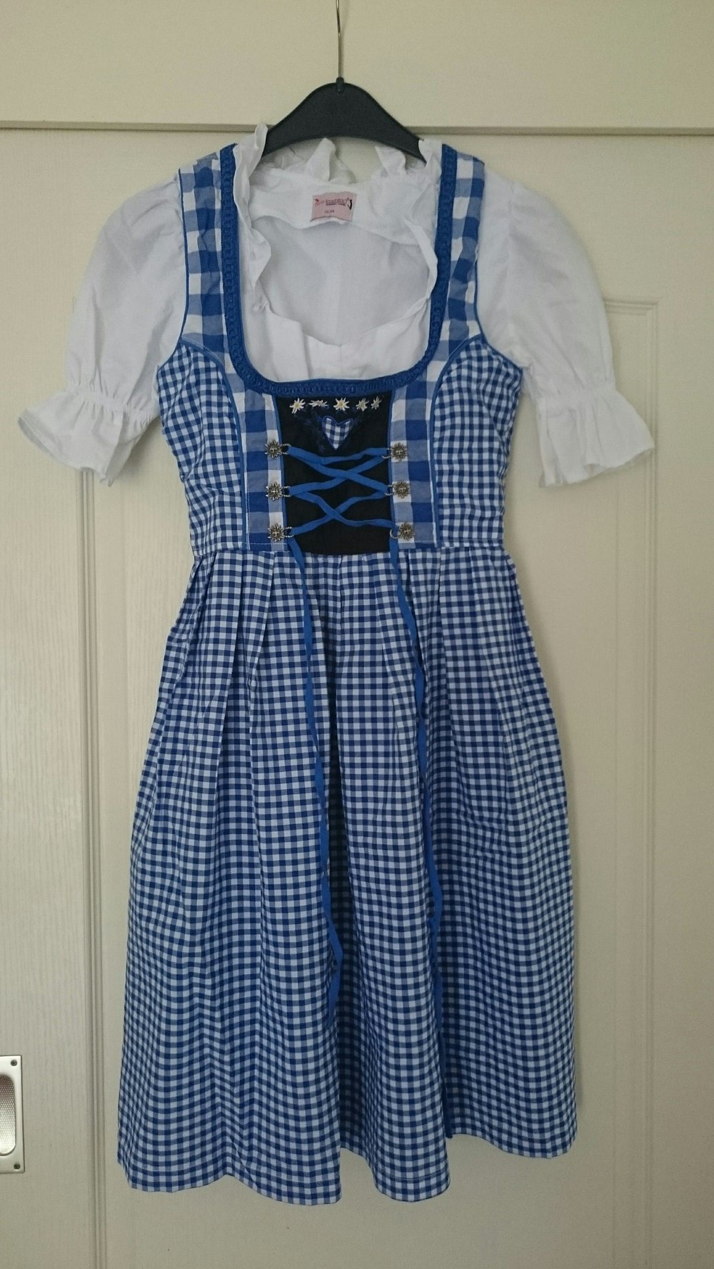 Schönes Dirndl in dunkelblau-kariert 