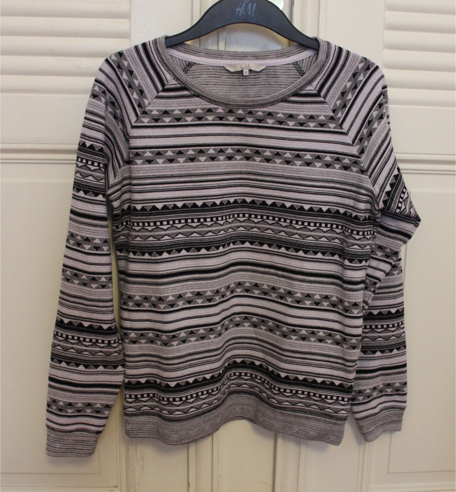 Pulli mit schwarz-weiß-grauem Muster