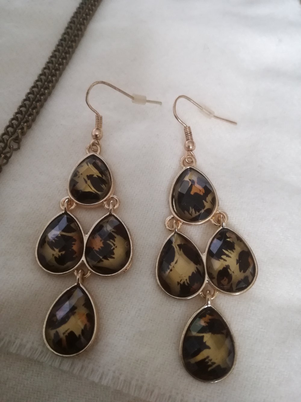 Set bestehend aus Kette, Ohrstecker und Hängeohrringen