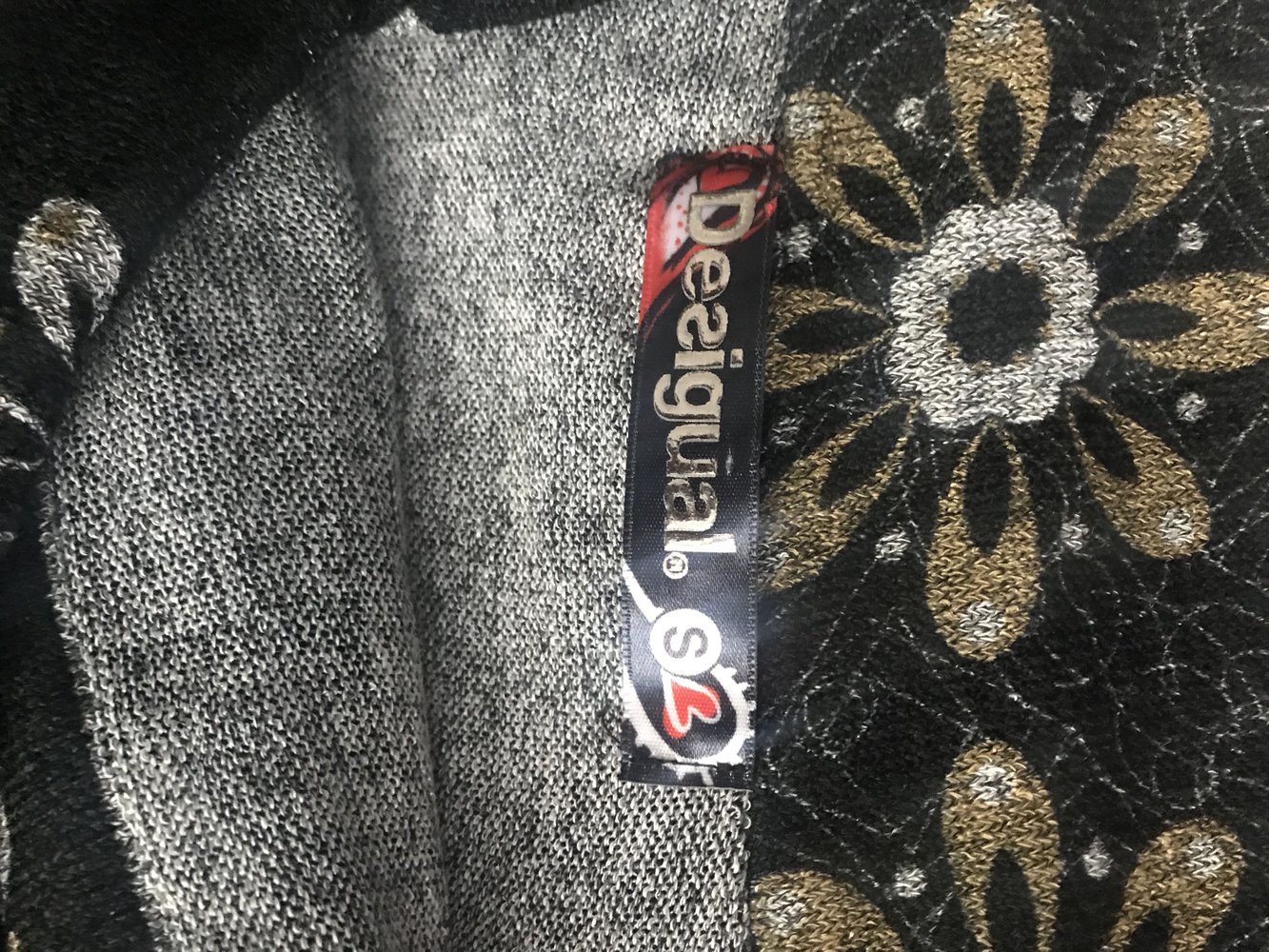 Moderner Off-Shoulder Pullover von Desigual: Gris Gr. S schwarz, grau, Offshoulder, schulterfrei, leicht, neu, Original, feminin, Blumenmuster im Kragen