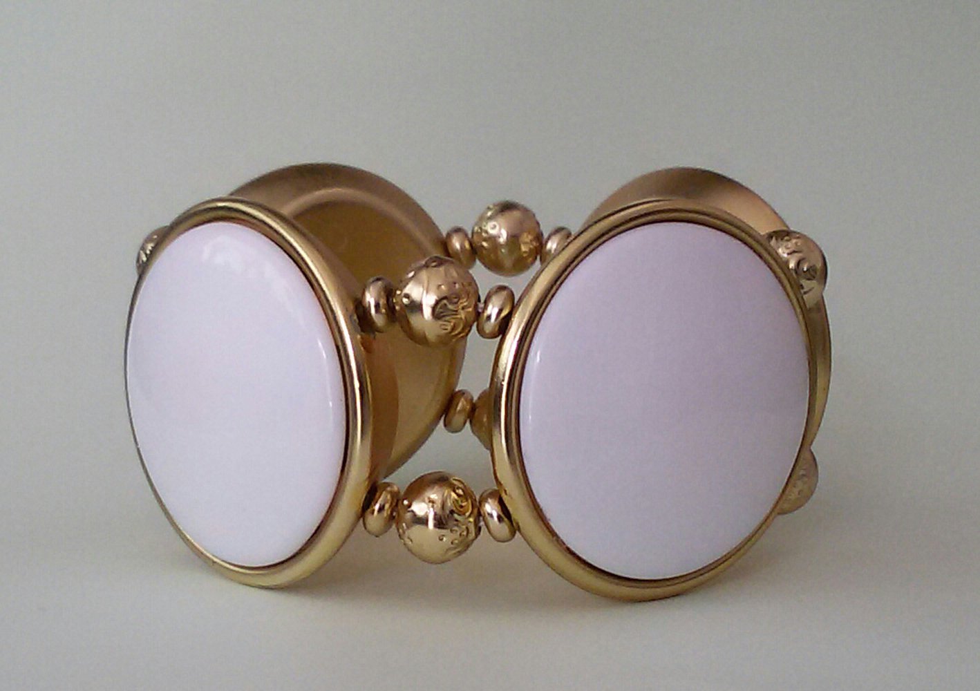 Attraktives Modeschmuck-Armband, goldfarben mit weißer Keramik Optik 