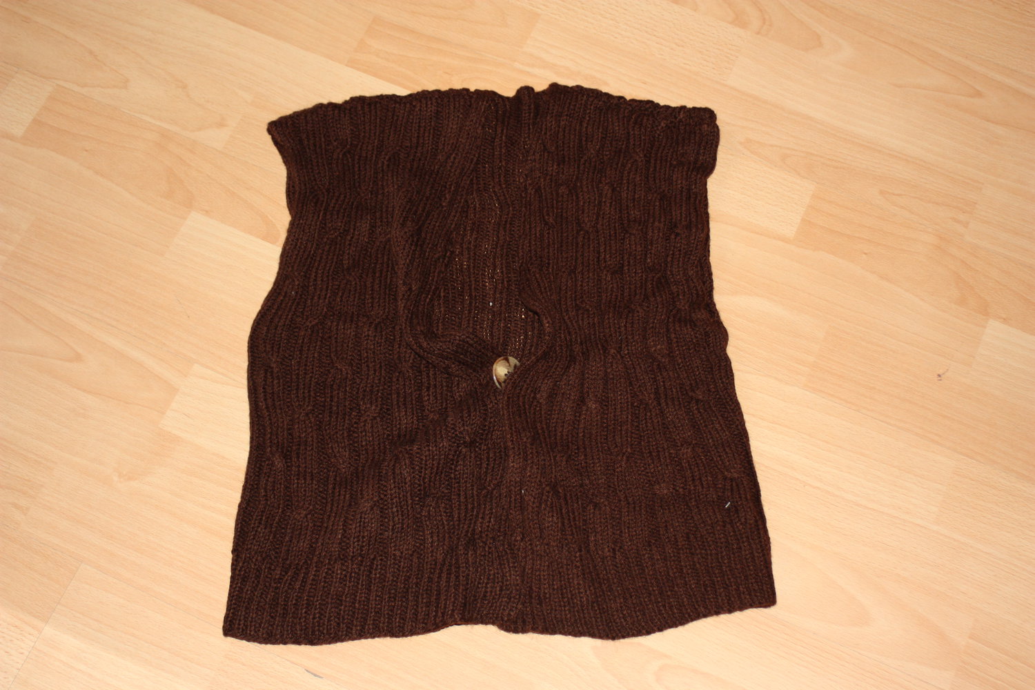 Süße braune Strickweste mit großem Knopf, Gr. 36-40