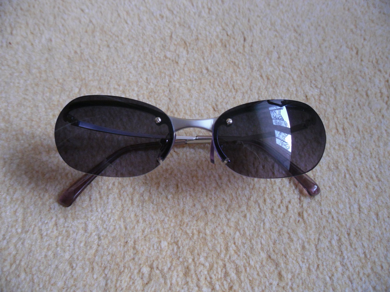 Sonnenbrille mit violetten Gläsern 