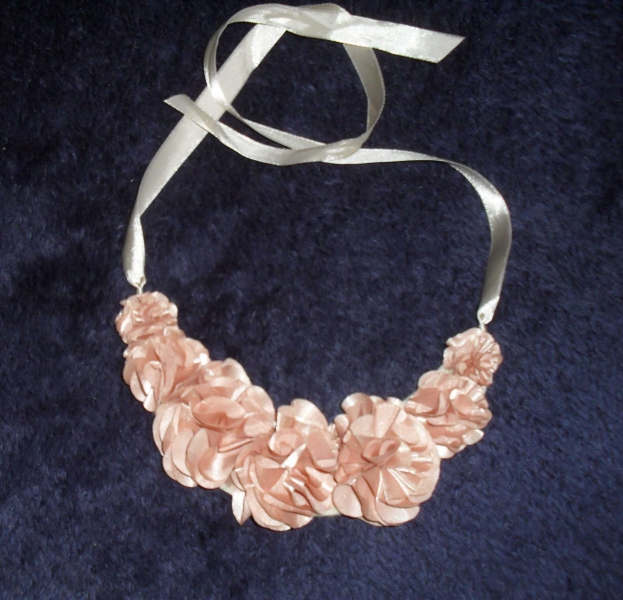 süsses Collier aus Seidenblüten