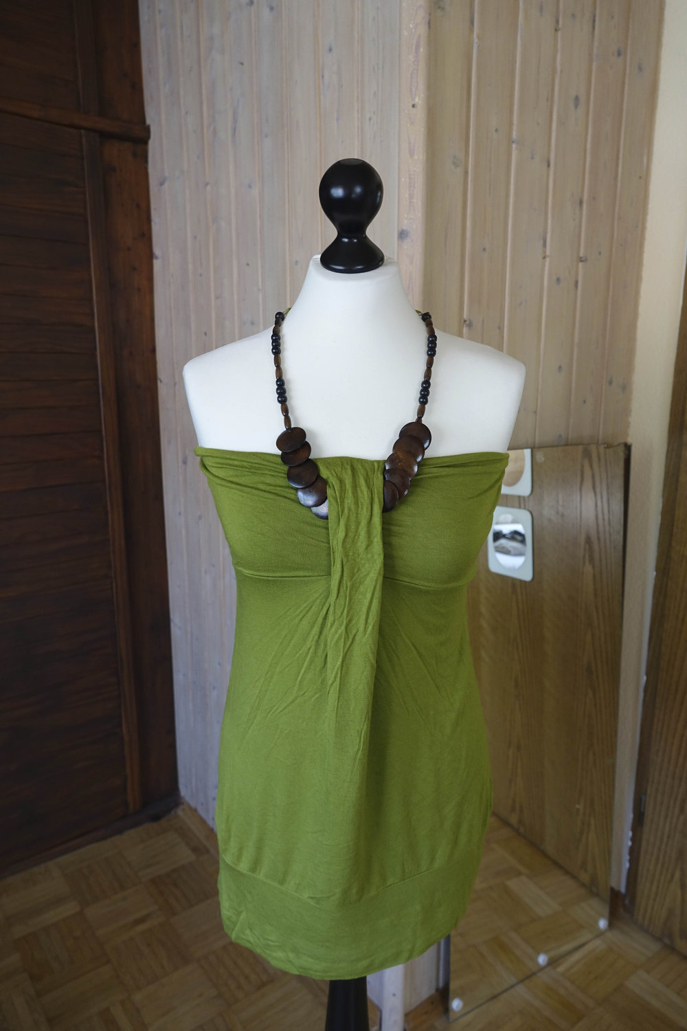 Schönes grünes Bandeau Oberteil mit Holzkette