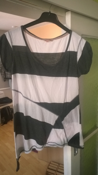 Asymetrisches graugestreiftes T-shirt