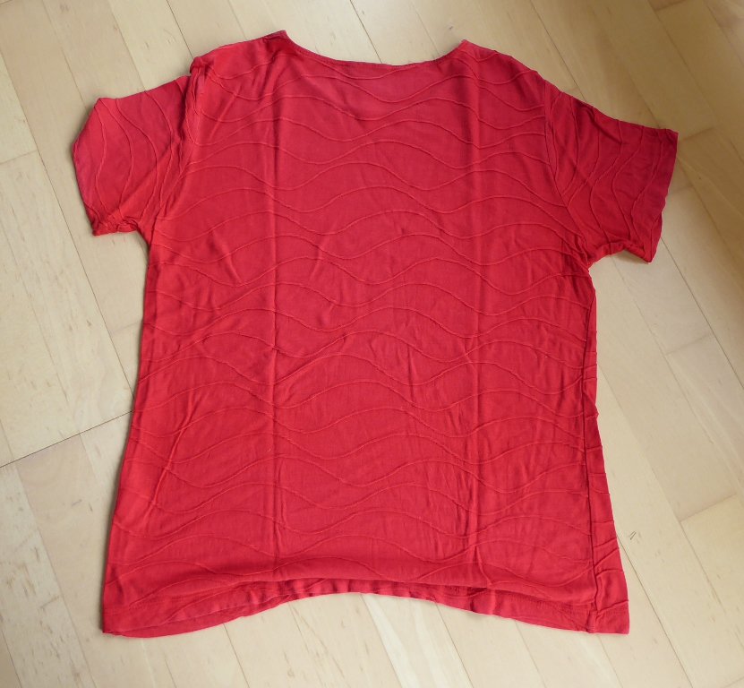 Rotes T-Shirt mit Wellenmuster