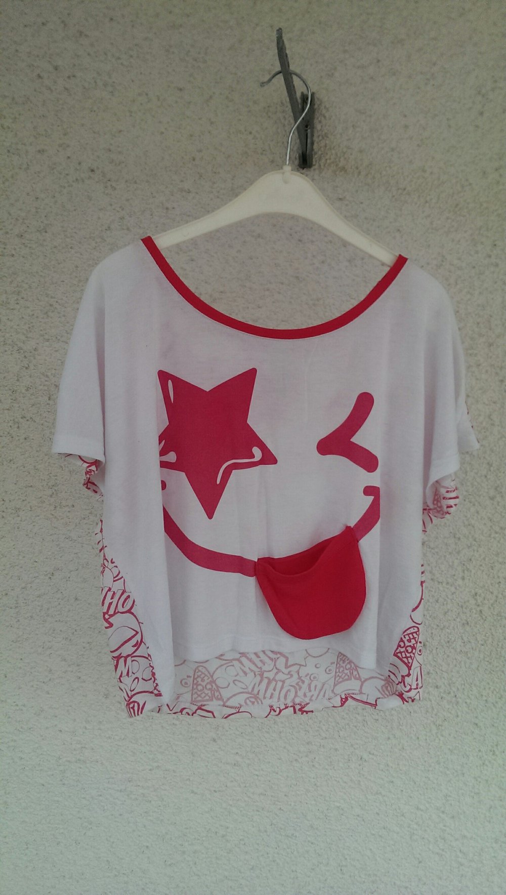 Lockeres rot-weißes T-Shirt mit Tasche