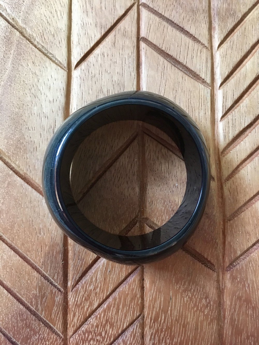 Armband Armreifen dunkelblau grauschwarz Federn Glitzer 
Ist extra nicht ganz rund geformt
Habe ihn geliebt, aber nur selten getragen
Normale Gebrauchsspuren 