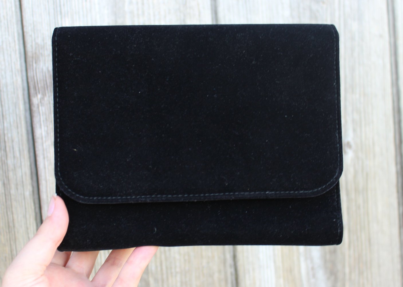 kleine schwarze Vintage Tasche, Clutch, aus Samt, auch mit goldener Kette tragbar