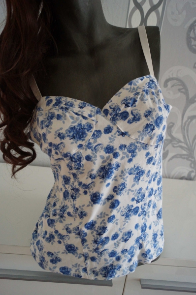 Schönes Top mit blauen Blumen M 38