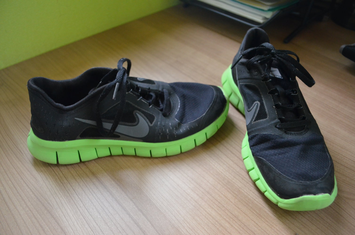 Schwarz grüne Nike Free