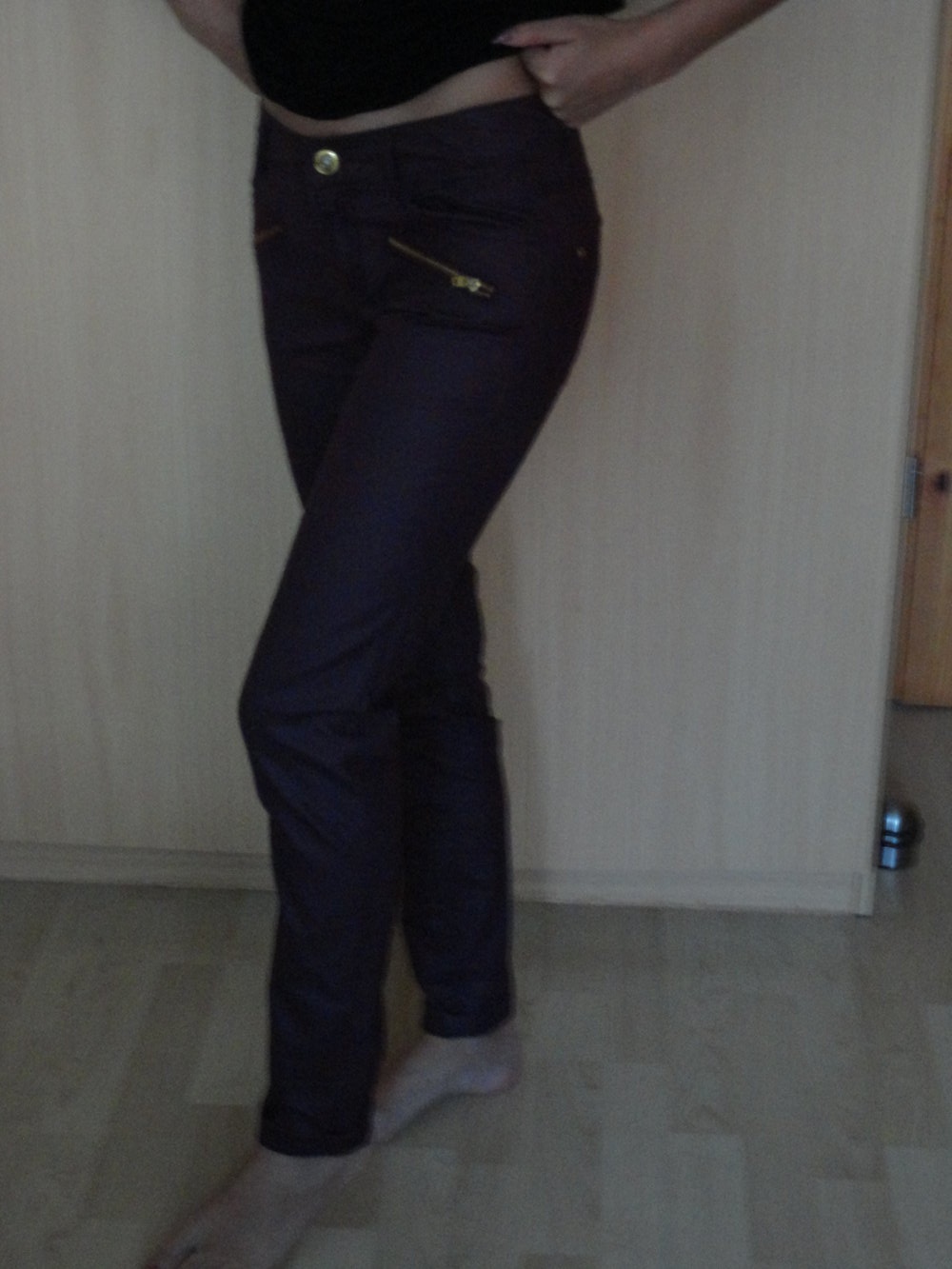 bordeaux-farbene Lederhose mit goldenen Reißverschlüssen