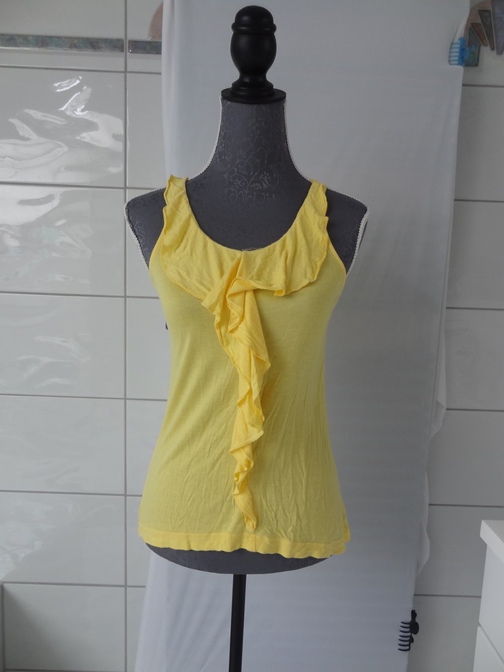 Elegantes luftiges Sommertop in gelb mit Wasserfalldekoration