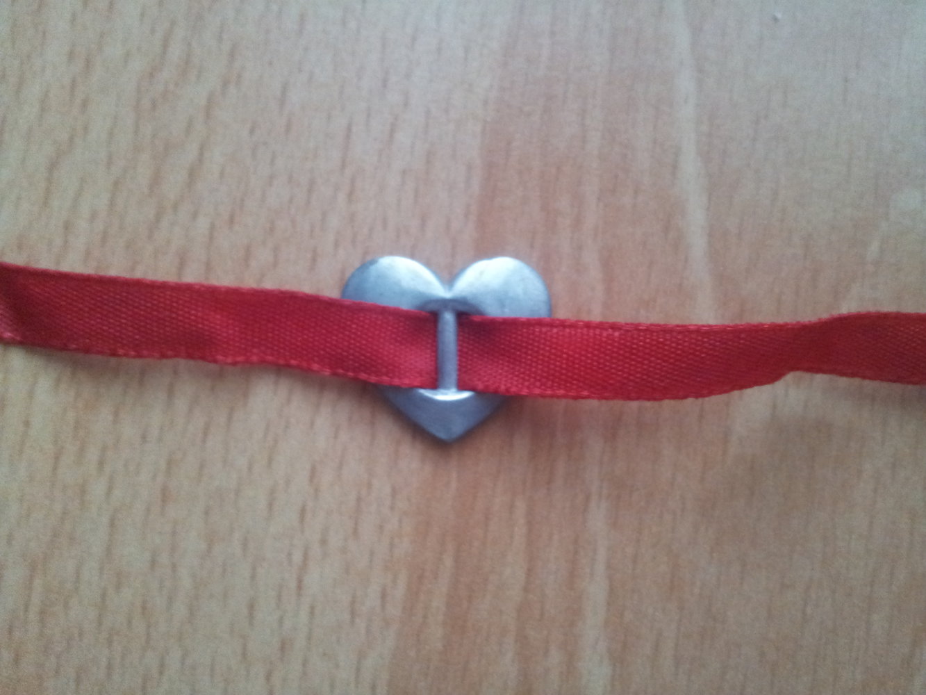 Modeschmuck Kette Kropfband rot Satin Herz Metall 