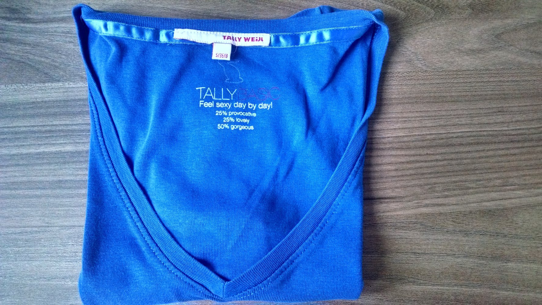 Kaum getragenes T-Shirt in blau