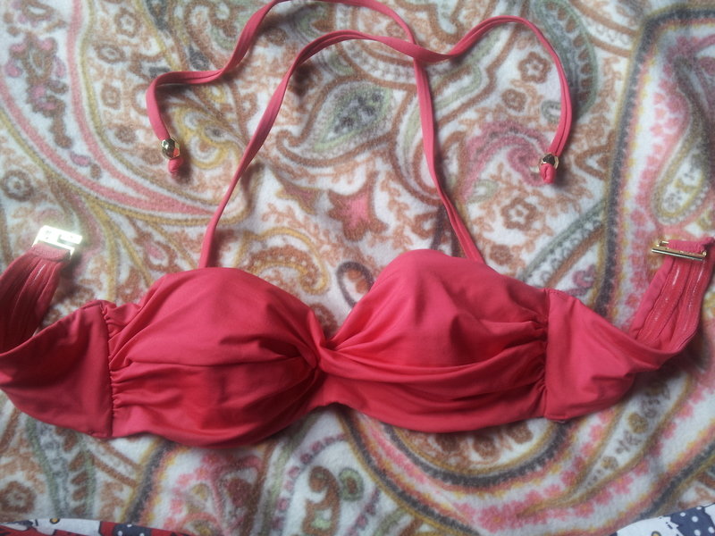 Korall-farbiges Bikinioberteil mit goldenen Details