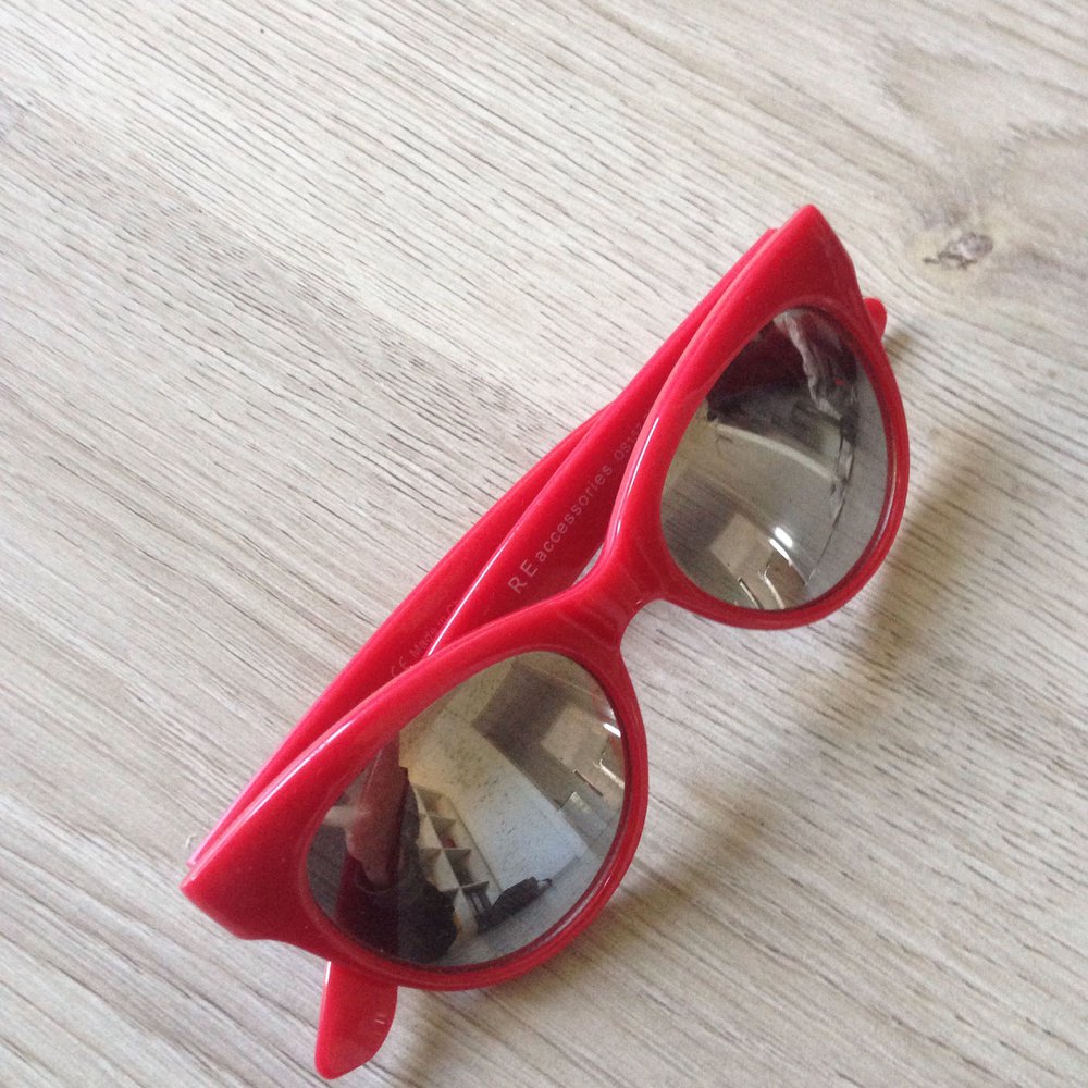 Rote Sonnenbrille