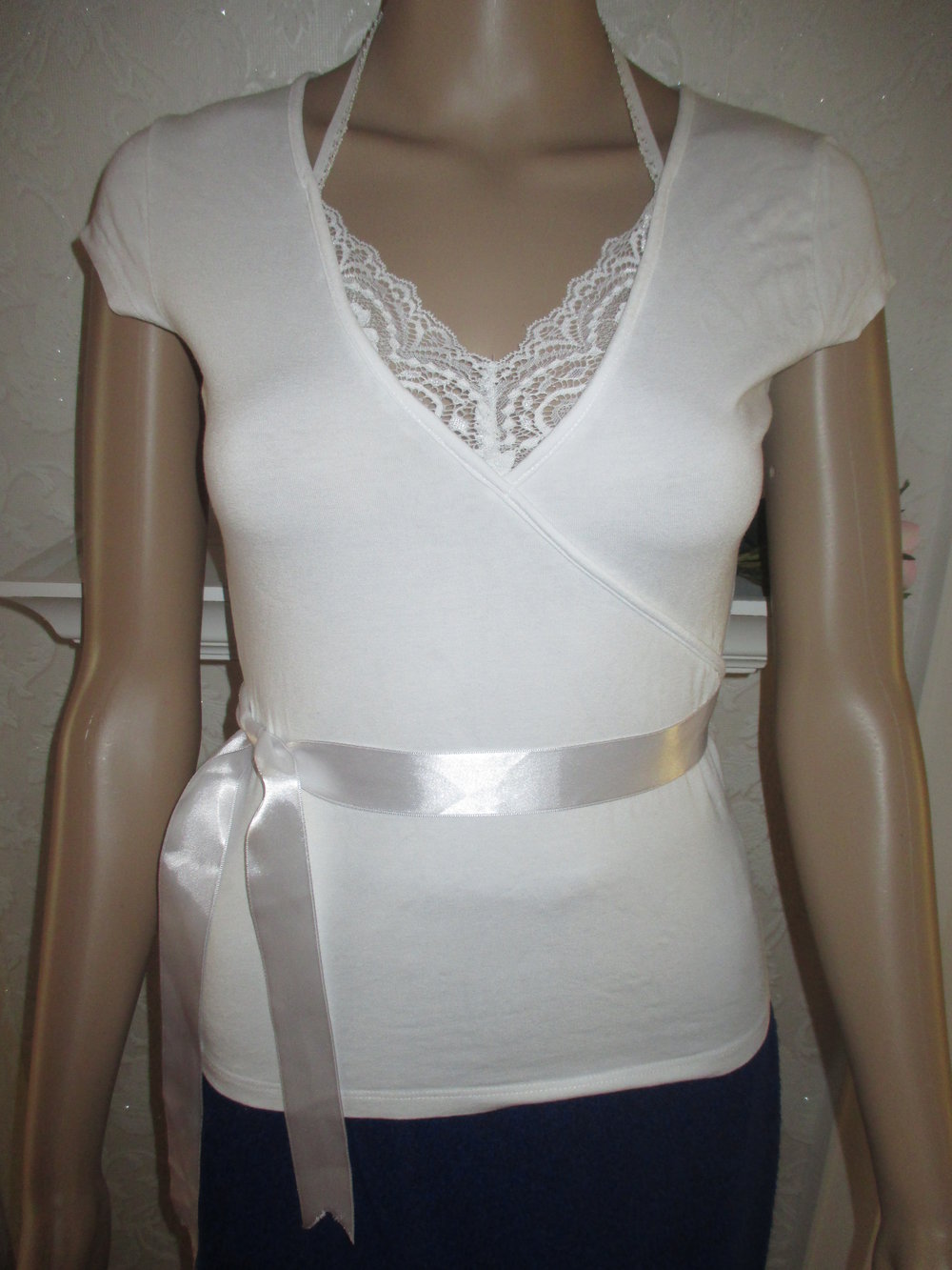 NEU Wickel- Optik Lace- Spitzen und Satin Schleife Neckholder Bodycon T- Shirt Gr. 34- 36/ XS- S weiß