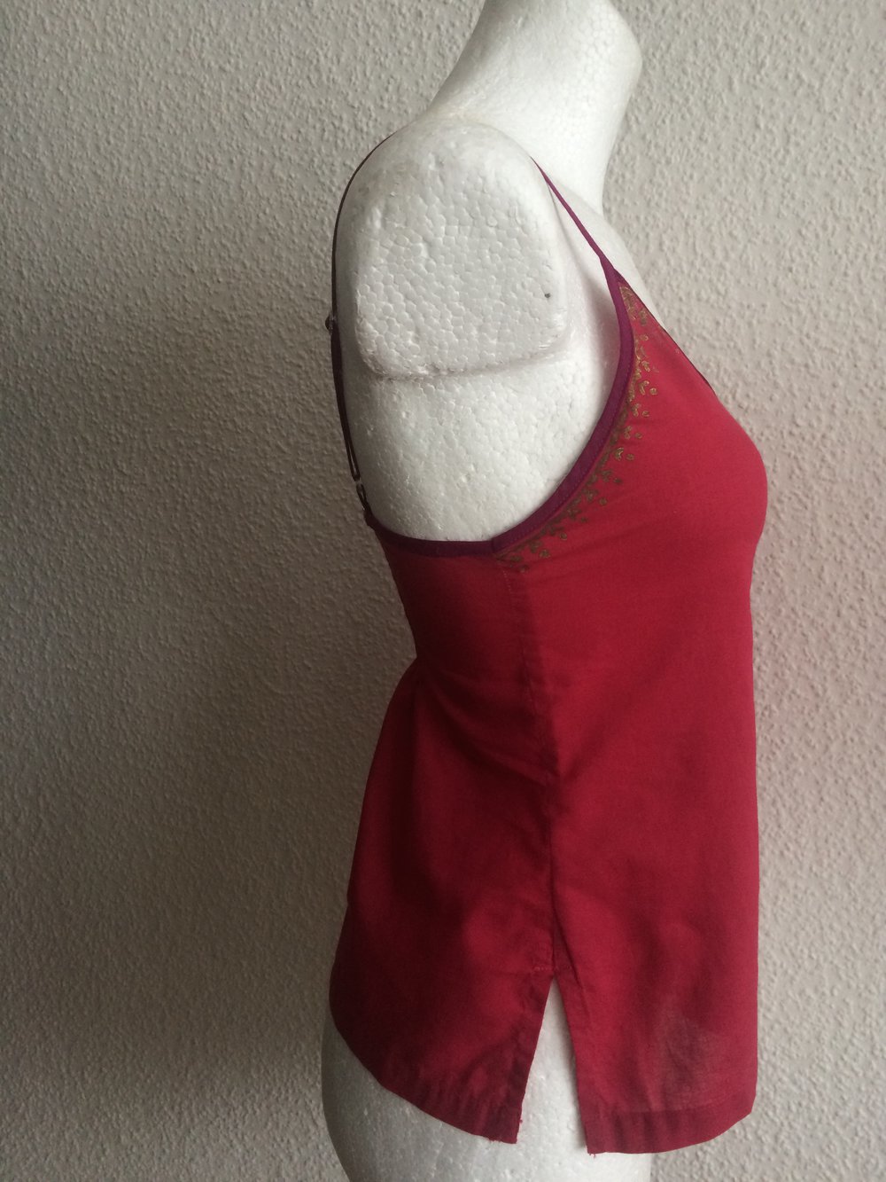 Fabindia, Top Bluse, Baumwolle aus Indien, Magenta Rot mit Gold Druck