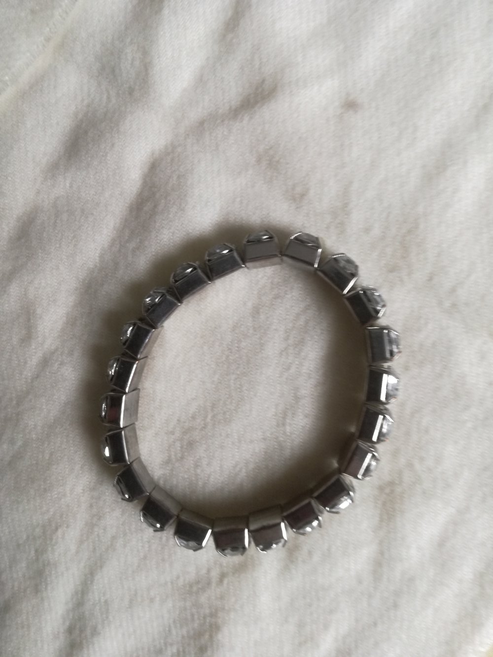 Hübsches Armband mit Steinchen