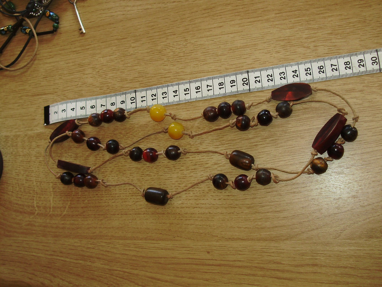 Kette lang Lederband verschiedene Perlen braun gelb 112 cm