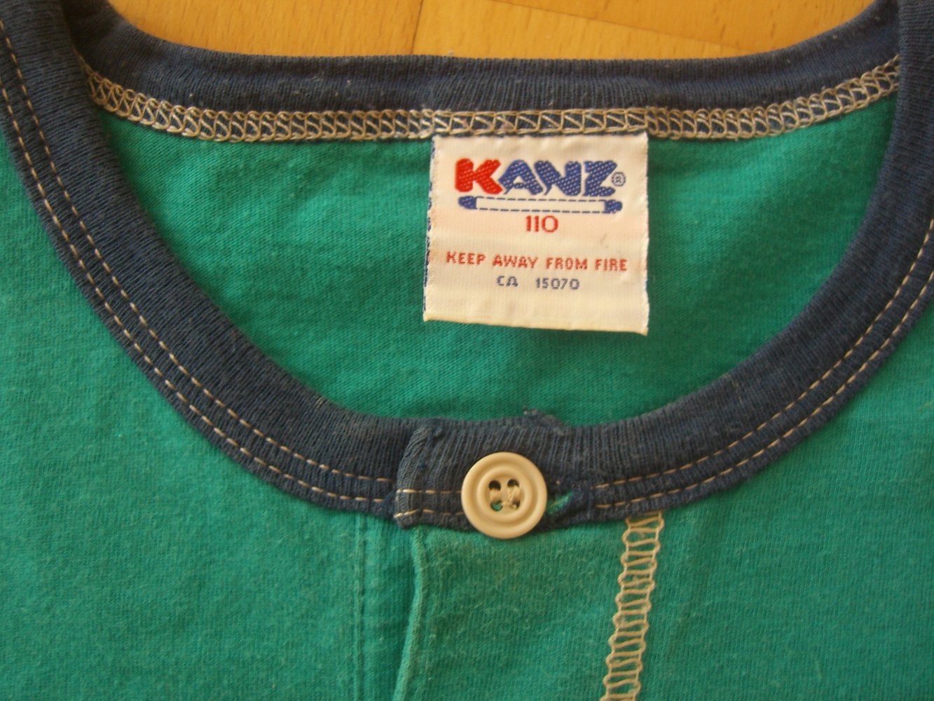 Coole Sommerkombi, bestehend aus Shorts und T-Shirt