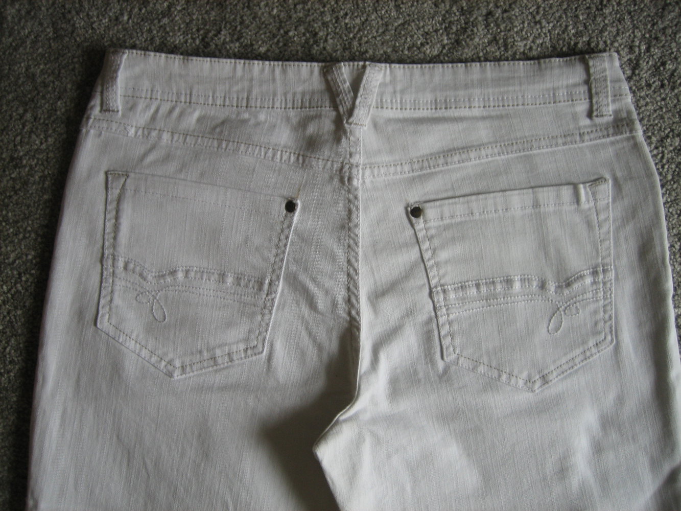 Supertrendige Capri- Jeans weiß Gr. 42, megabequem d. Stretch - kombistark!