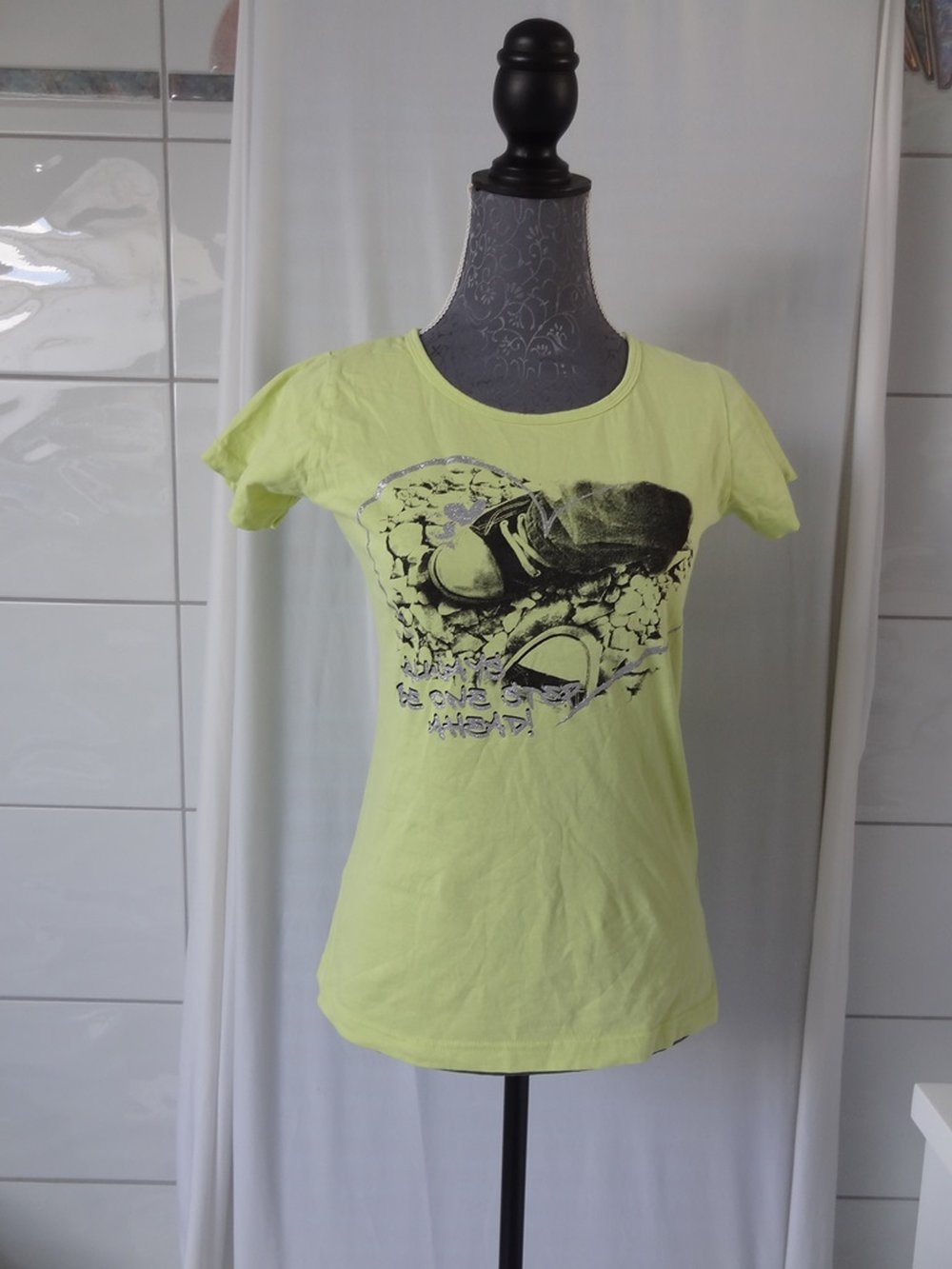 Grünes T-Shirt mit Leinenturnschuhen Gr. 158/ 164