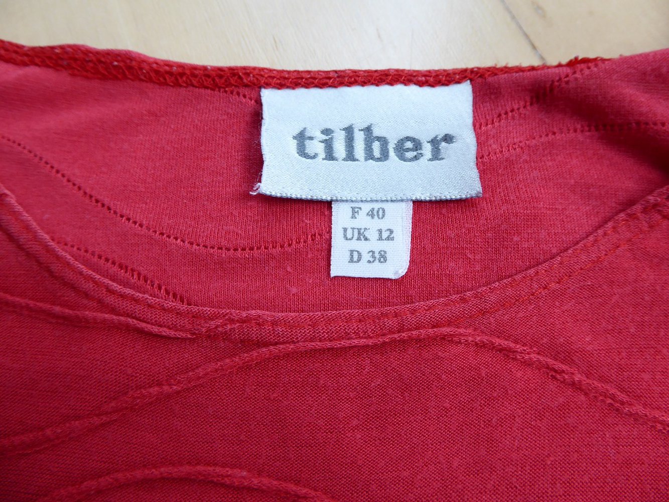 Rotes T-Shirt mit Wellenmuster