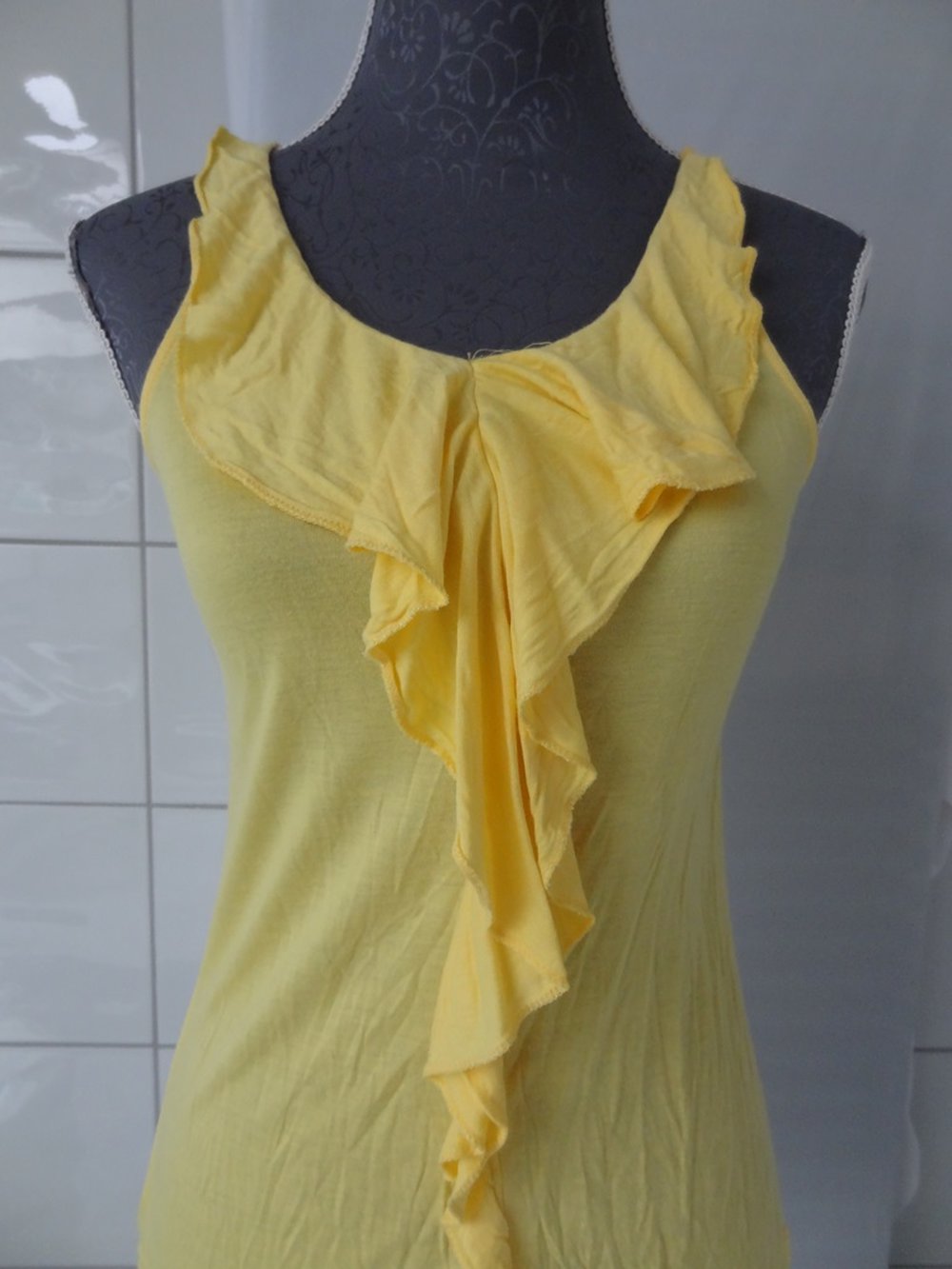 Elegantes luftiges Sommertop in gelb mit Wasserfalldekoration