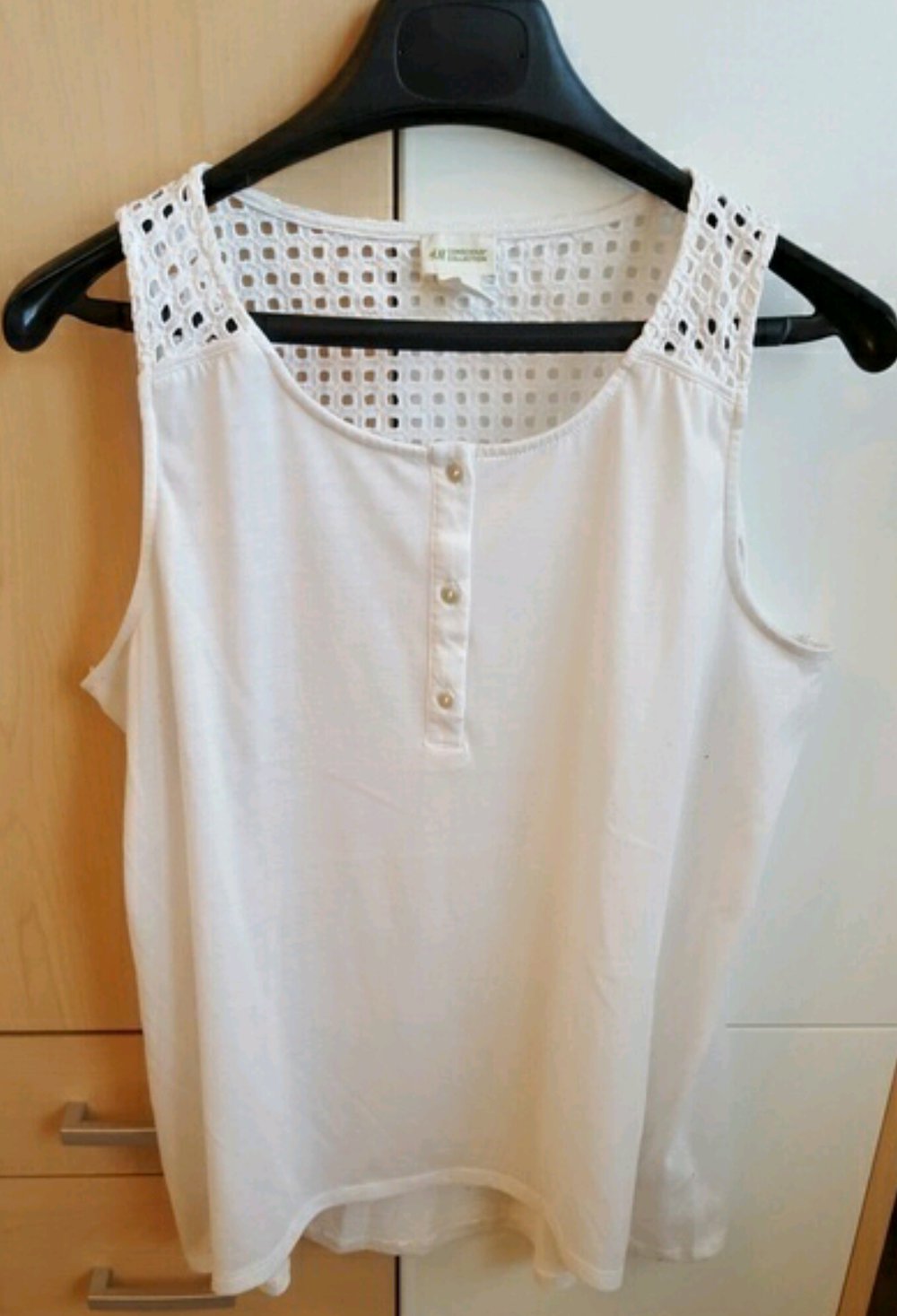 Weißes Top mit Verzierung 