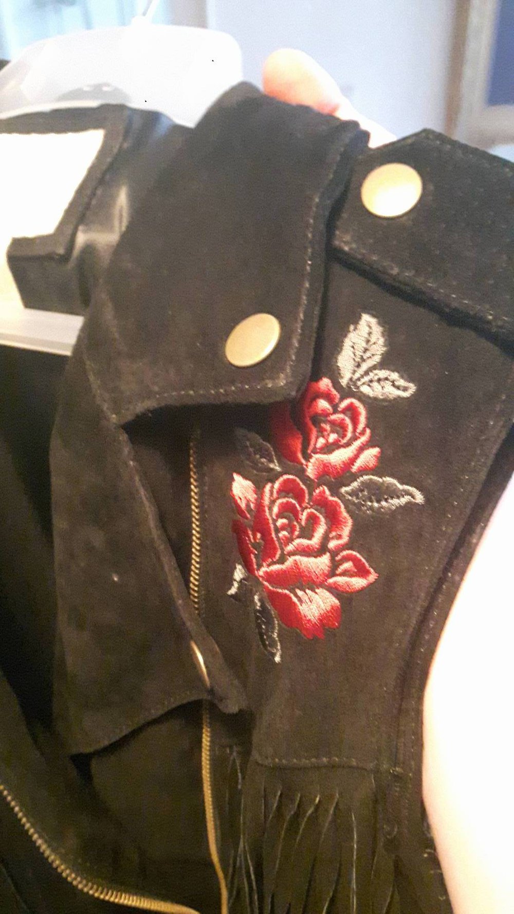 Romantische Wildlederweste mit Rosenstickerei