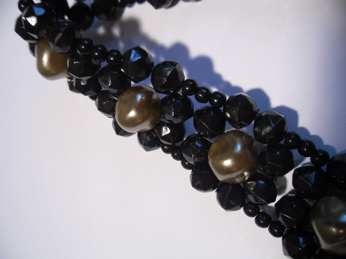 Schwarzes Halsband / Halskette mit grüngoldenen Perlen