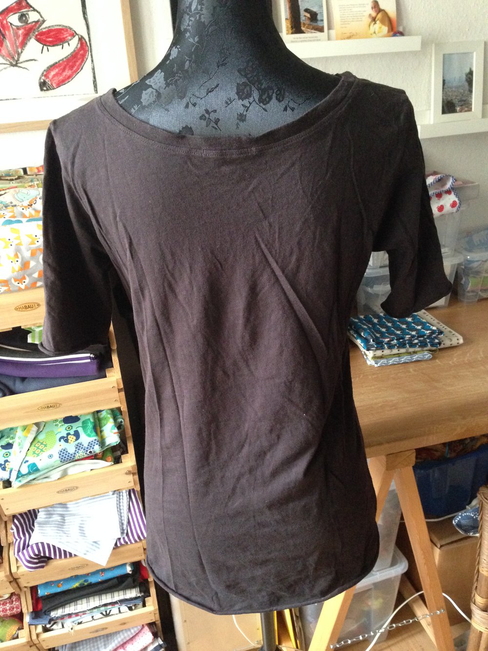 schwarzes T- shirt mit weißem Aufdruck