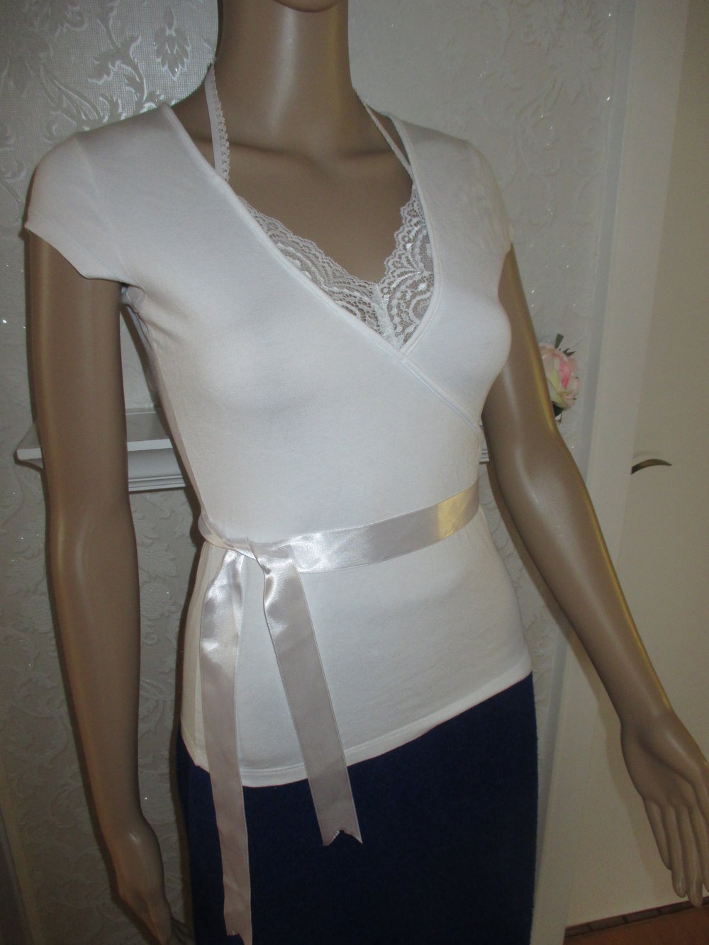NEU Wickel- Optik Lace- Spitzen und Satin Schleife Neckholder Bodycon T- Shirt Gr. 34- 36/ XS- S weiß
