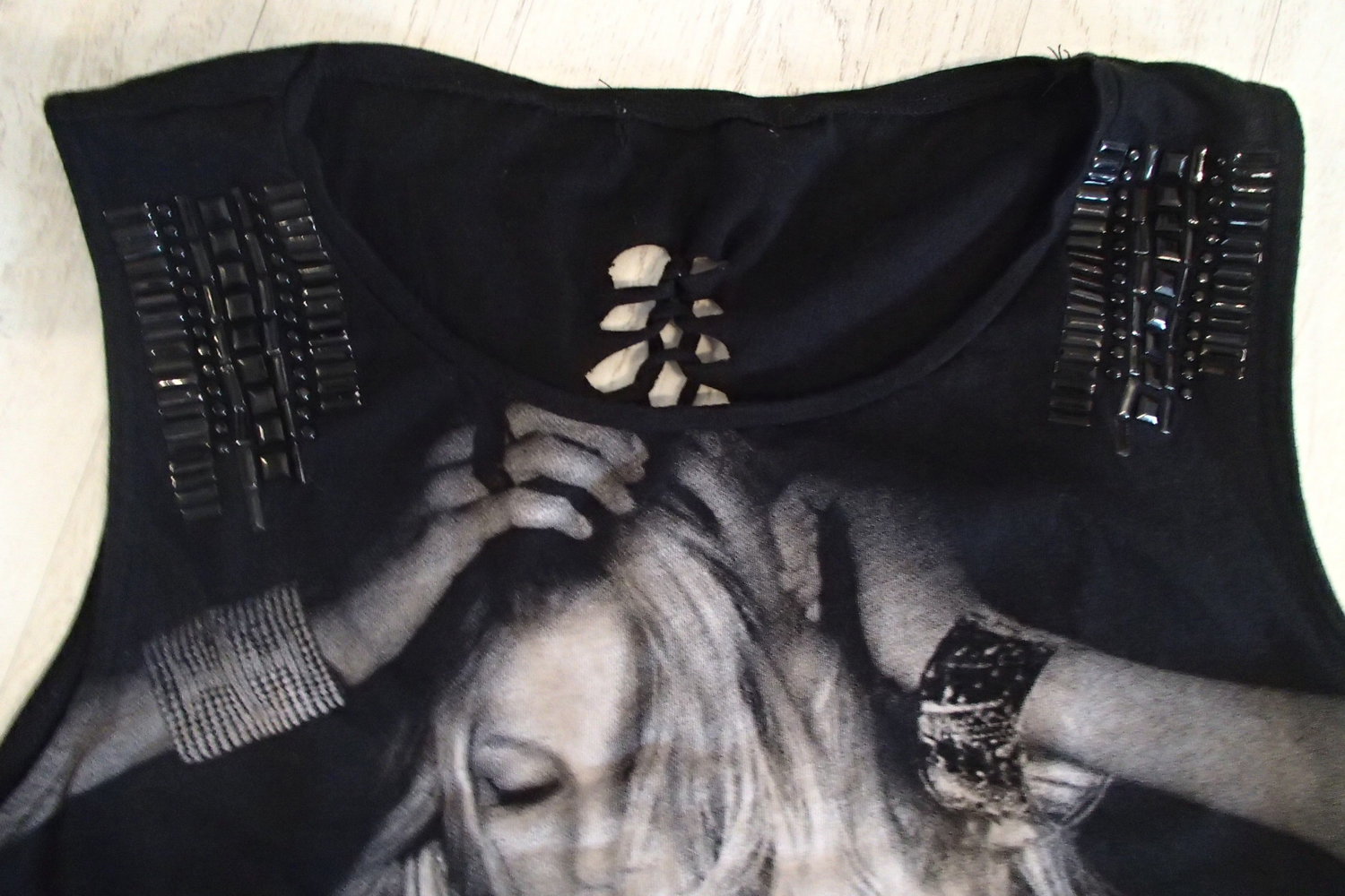 Tshirt geschnürter Rückenausschnitt