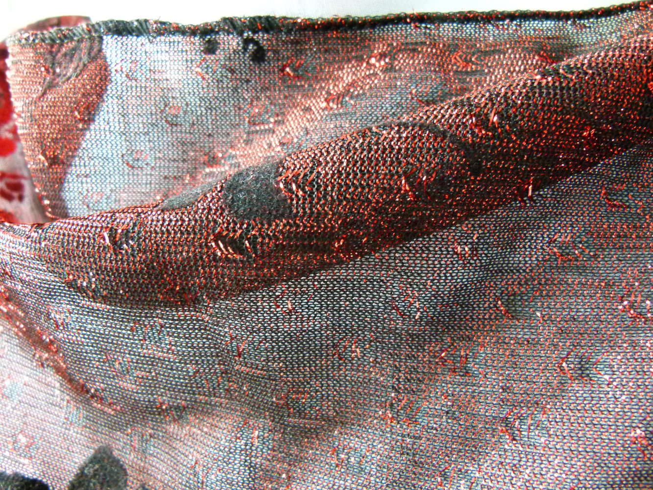 Dreieckstuch Hüfttuch aus Japan, schwarz rot glänzend mit samtigem Rosen-Motiv, Mori Boho Gothic Festival Retro Vintage Velvet