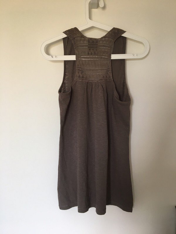 Top mit Spitzenverzierung am Rücken 