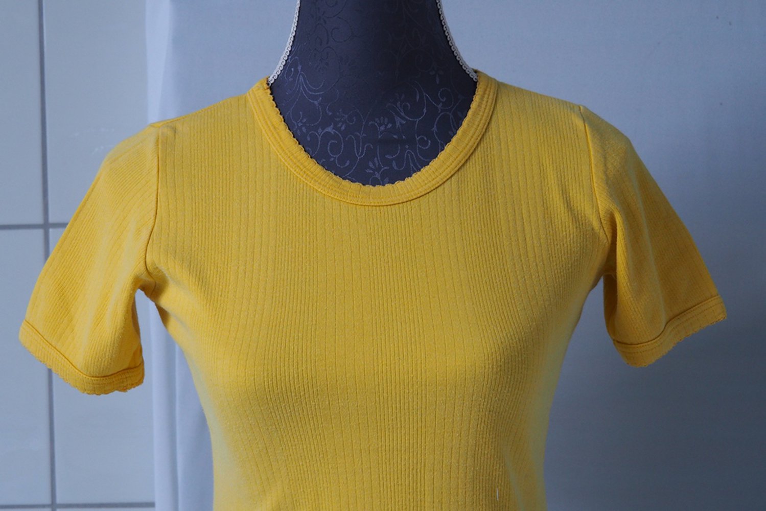 Gelbes T-Shirt mit Streifen