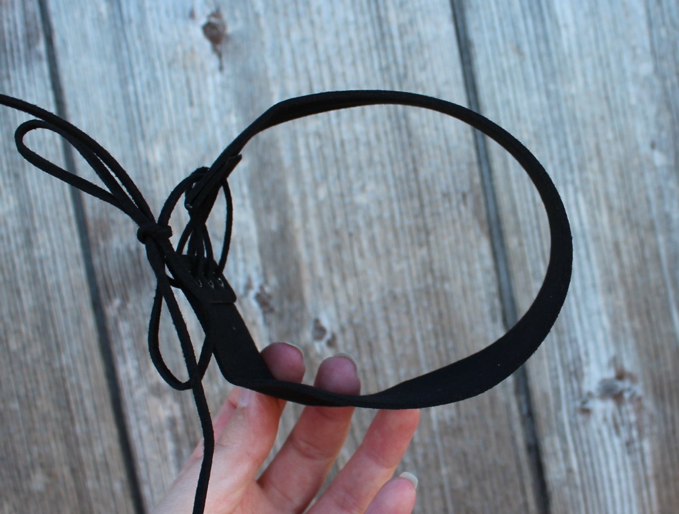 neuer, breiter, schwarzer Faux Wildleder Choker mit Schnürung