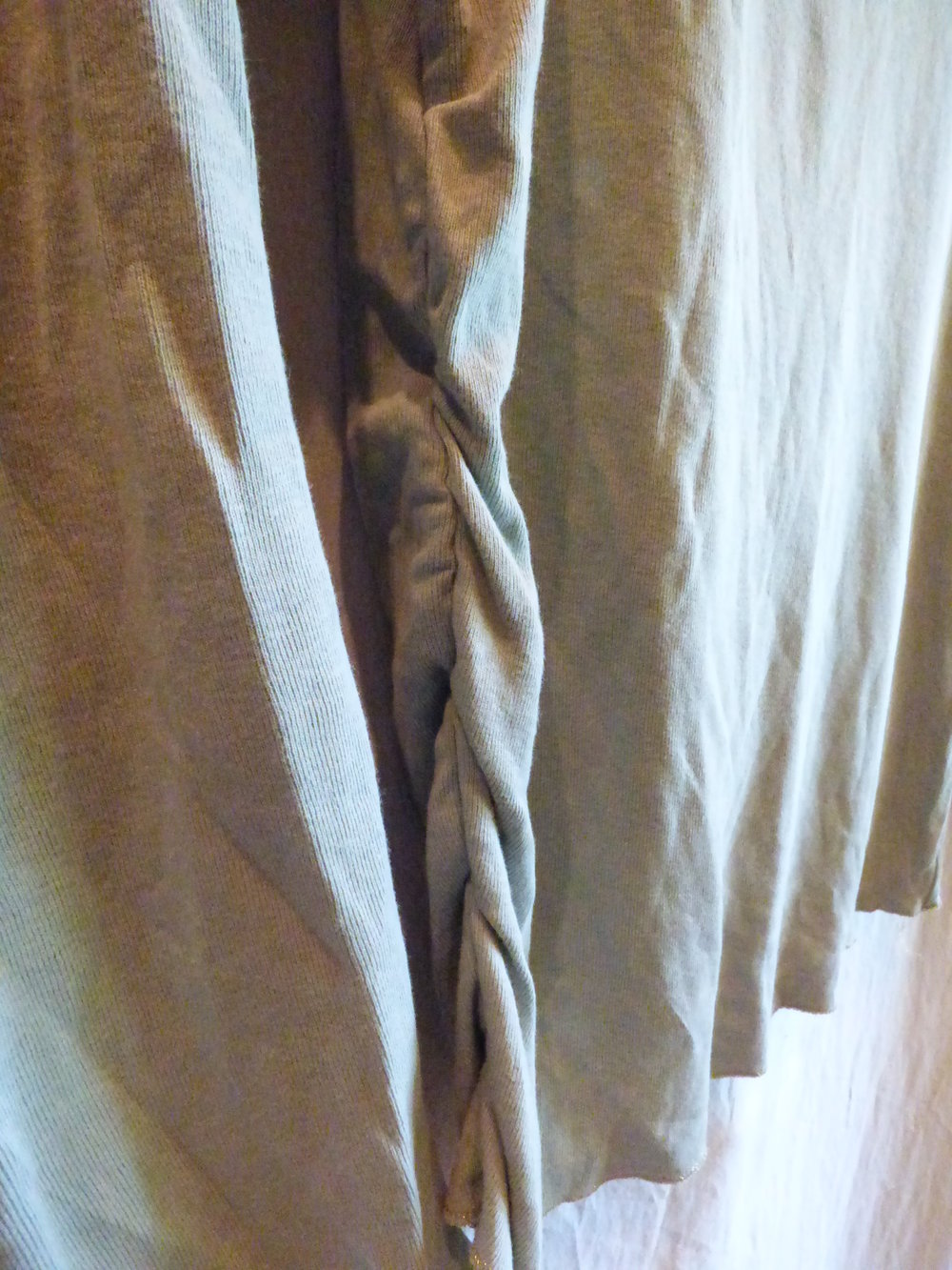 Hellblaues Shirt mit Goldrand