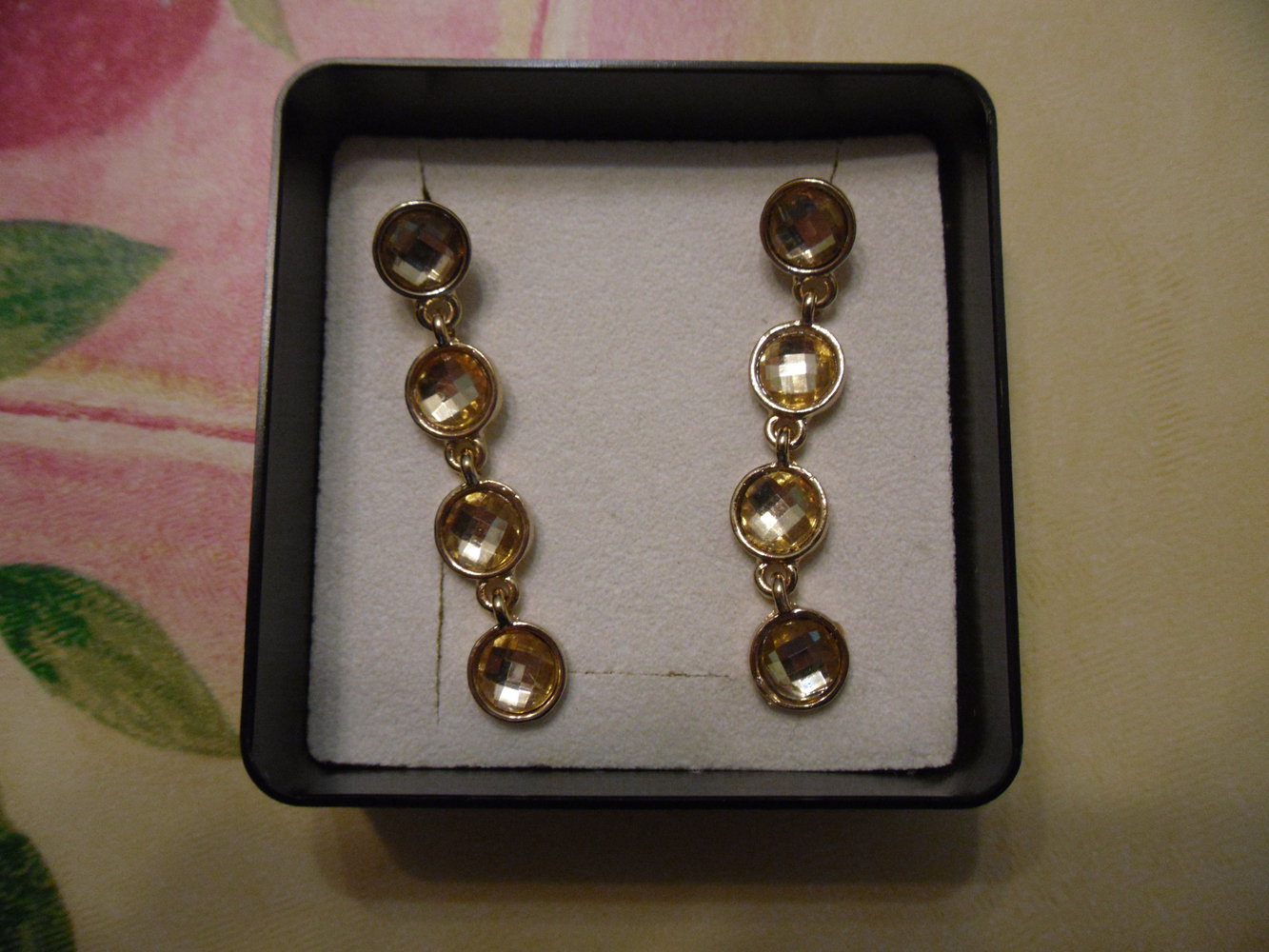 Goldene Ohrstecker mit gelben Straßsteinen