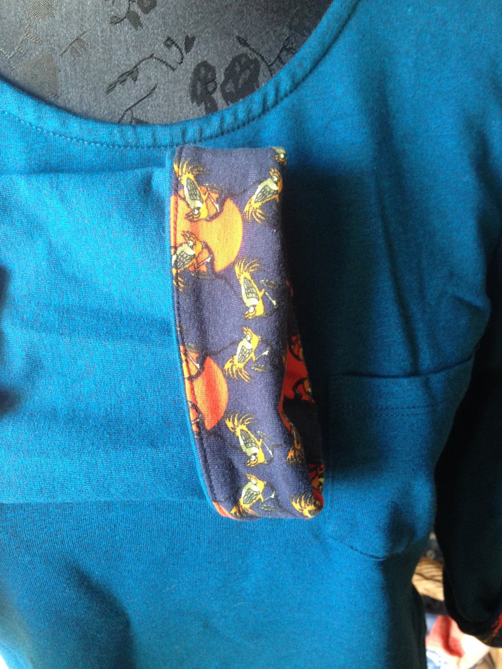 blaues Shirt mit krempel Ärmeln von Who that Girl