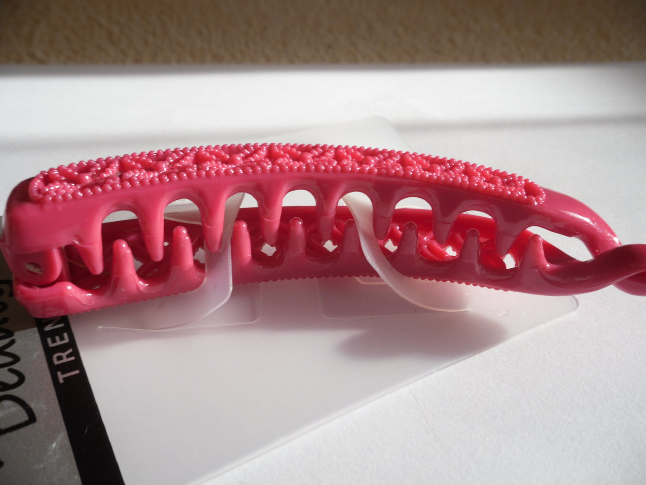 Pinkfarbene Haarklemme mit Blümchenmuster