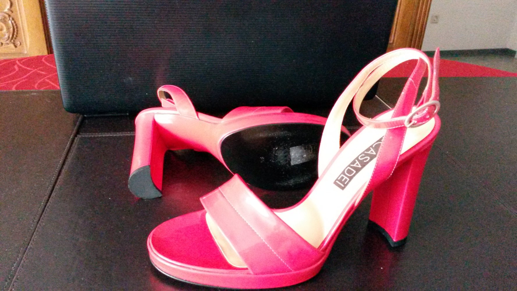 4.  Neuwertige Ledersandaletten von Casadei (Italien), Gr. 38,5